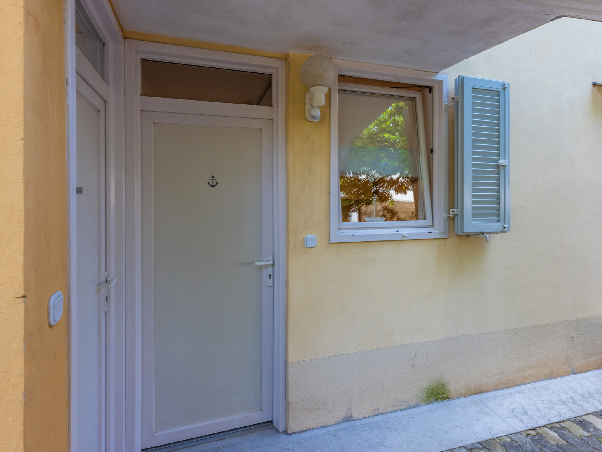 Tami / HR-11128-01 - Outside