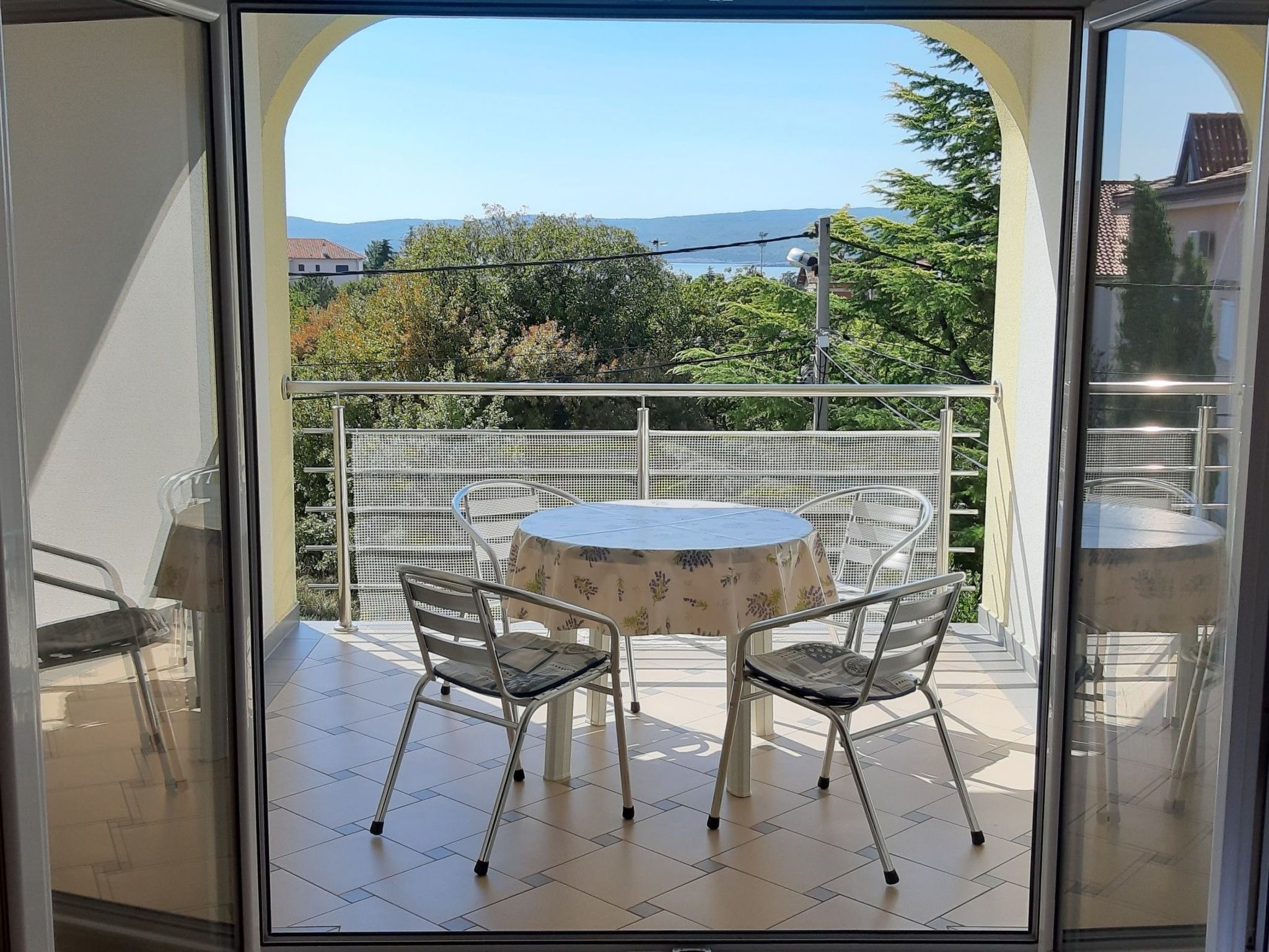 This 74 m² bright apartment is on the first floor. It was renovated in 2013 and is comfortably suitable for four to a maximum of five people. From all windows you can enjoy a soothing view of the gre..