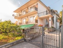 Ruim vakantiehuis Ivanka1 nabij strand Selce, 9 personen - thumbnail 1