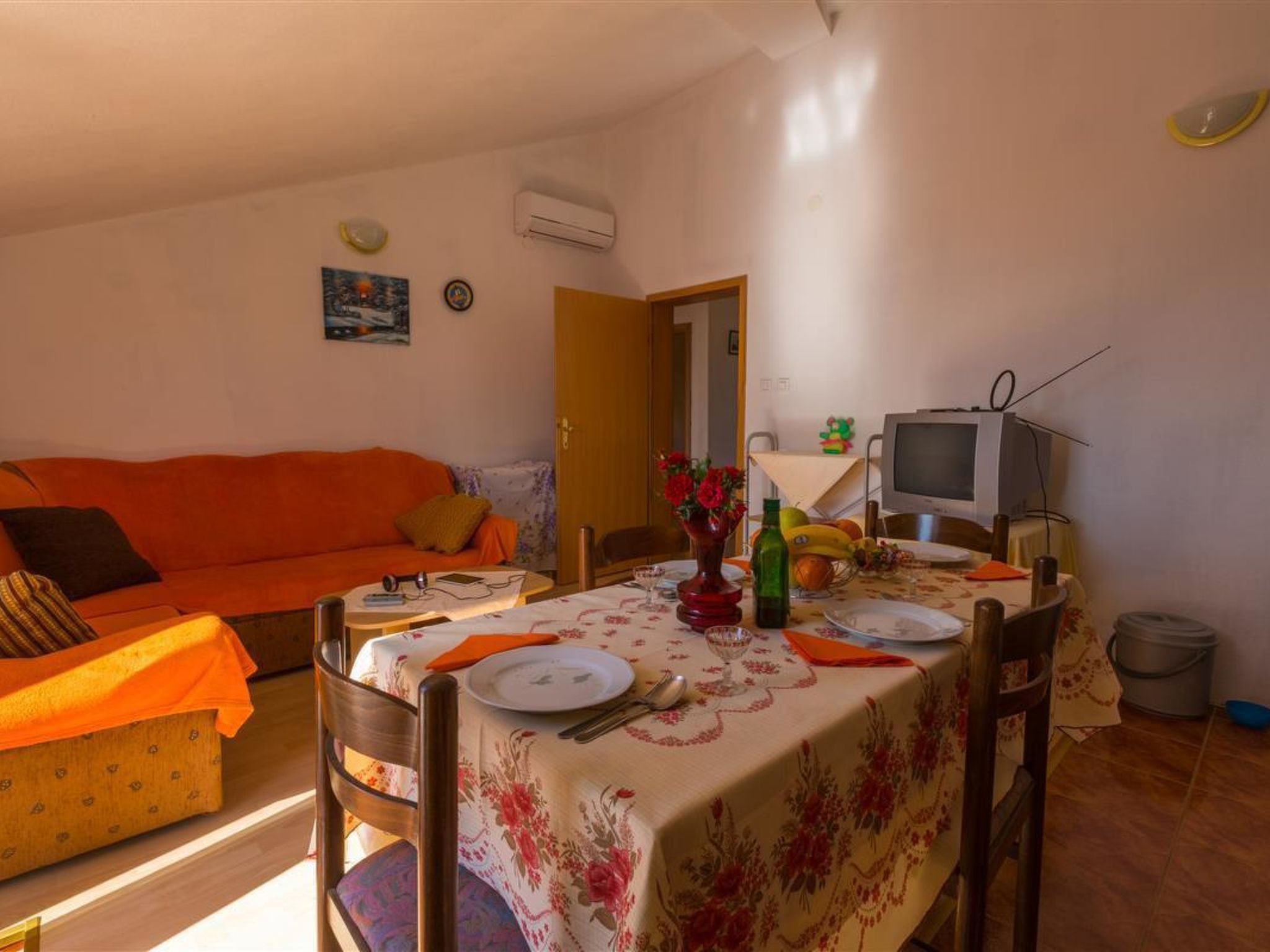 Toni / HR-09459-01 - Inside