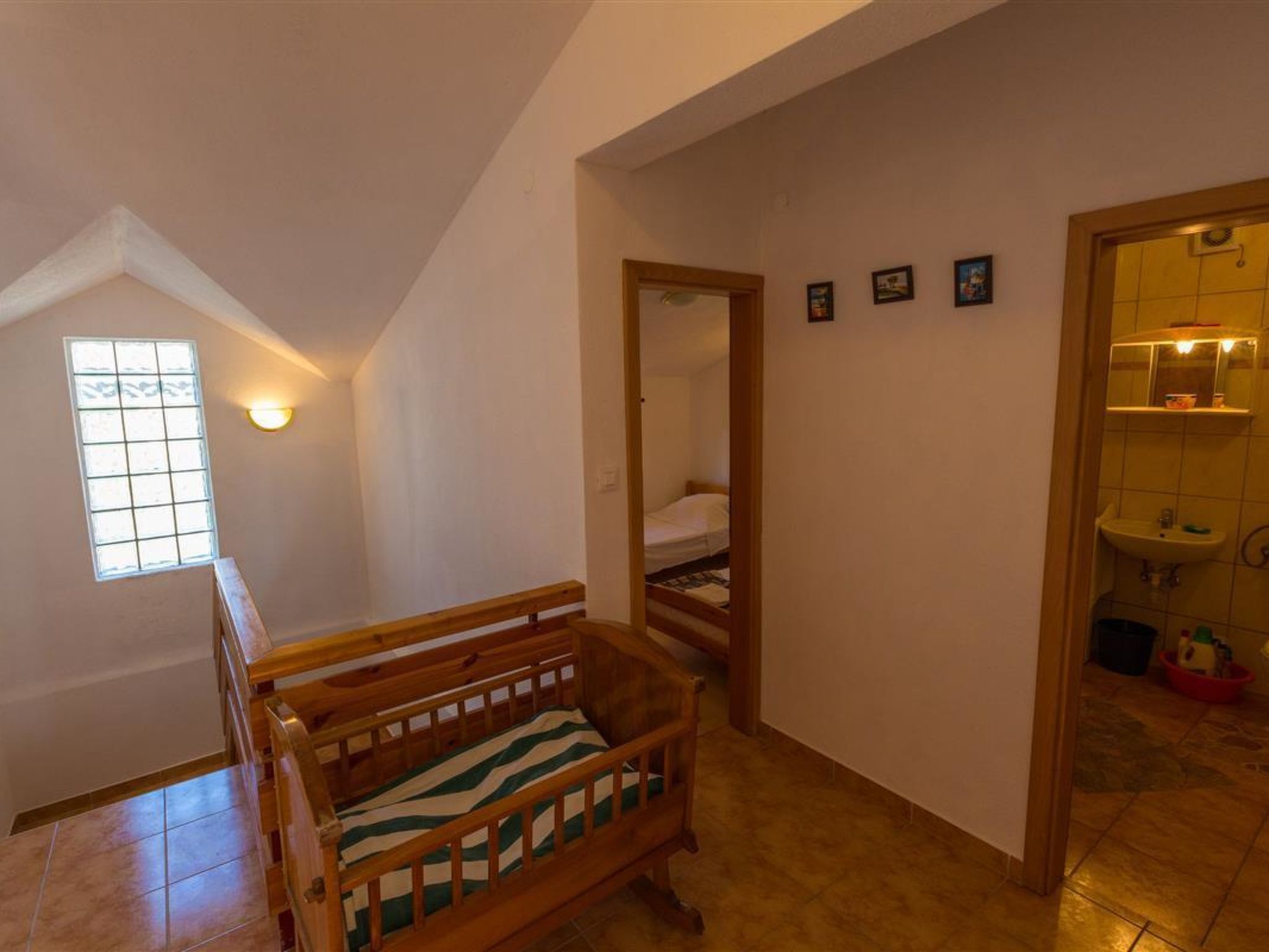 Toni / HR-09459-01 - Inside