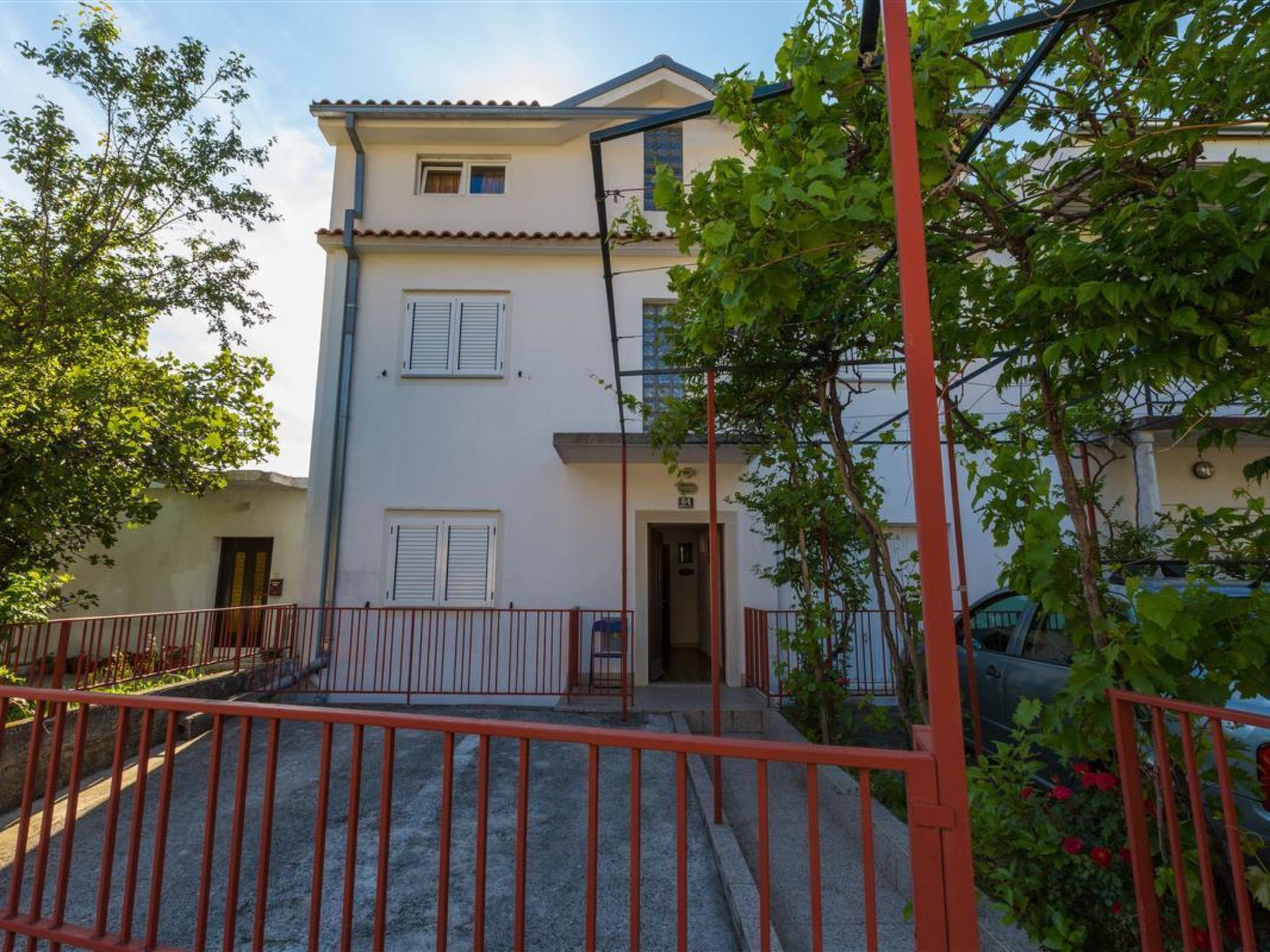 Toni / HR-09459-01 - Outside