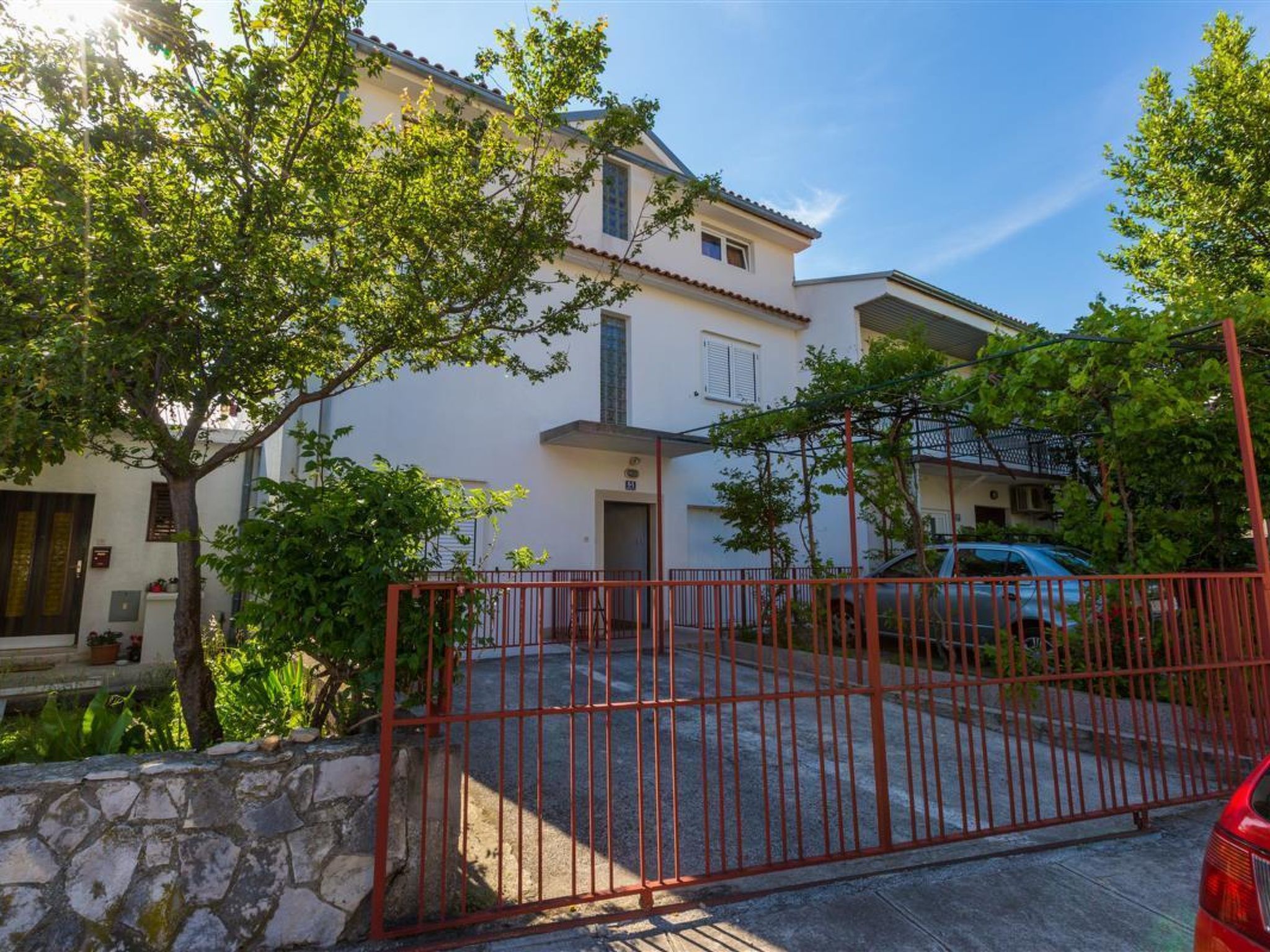 Toni / HR-09459-01 - Outside