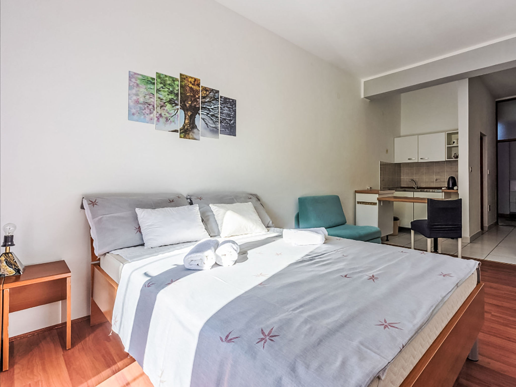 "Deleut 3", studio 1-kamer 40 m2, op de begane grond. Woon-/slaapkamer met 1 2-pers bed (160 cm, lengte 200 cm), Sat-TV en air-conditioning. Uitgang naar het terras. Open keuken (4-pits kookplaat, ove..