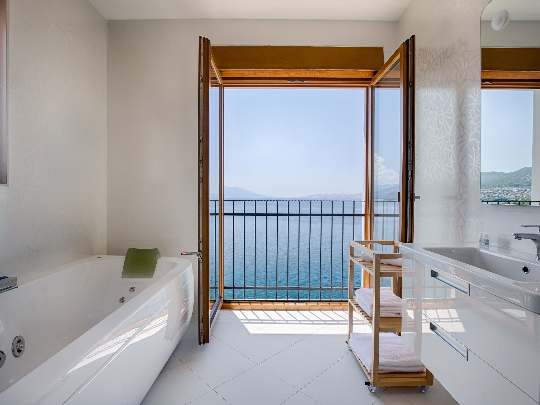 Wohnung "Zayml Povile" mit Blick auf das Wasser-Image-tags.info