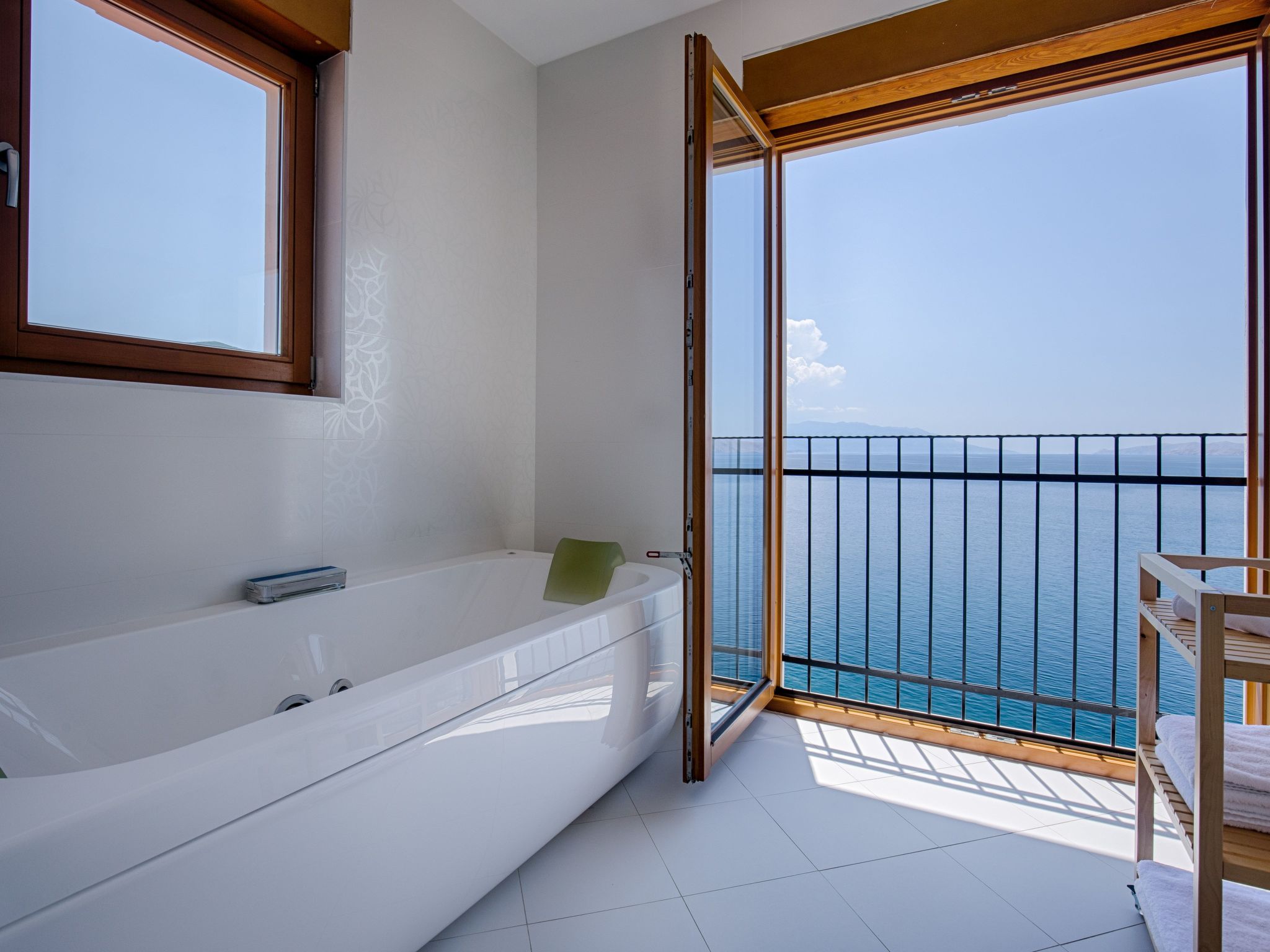 Wohnung "Zayml Povile" mit Blick auf das Wasser-Image-tags.info