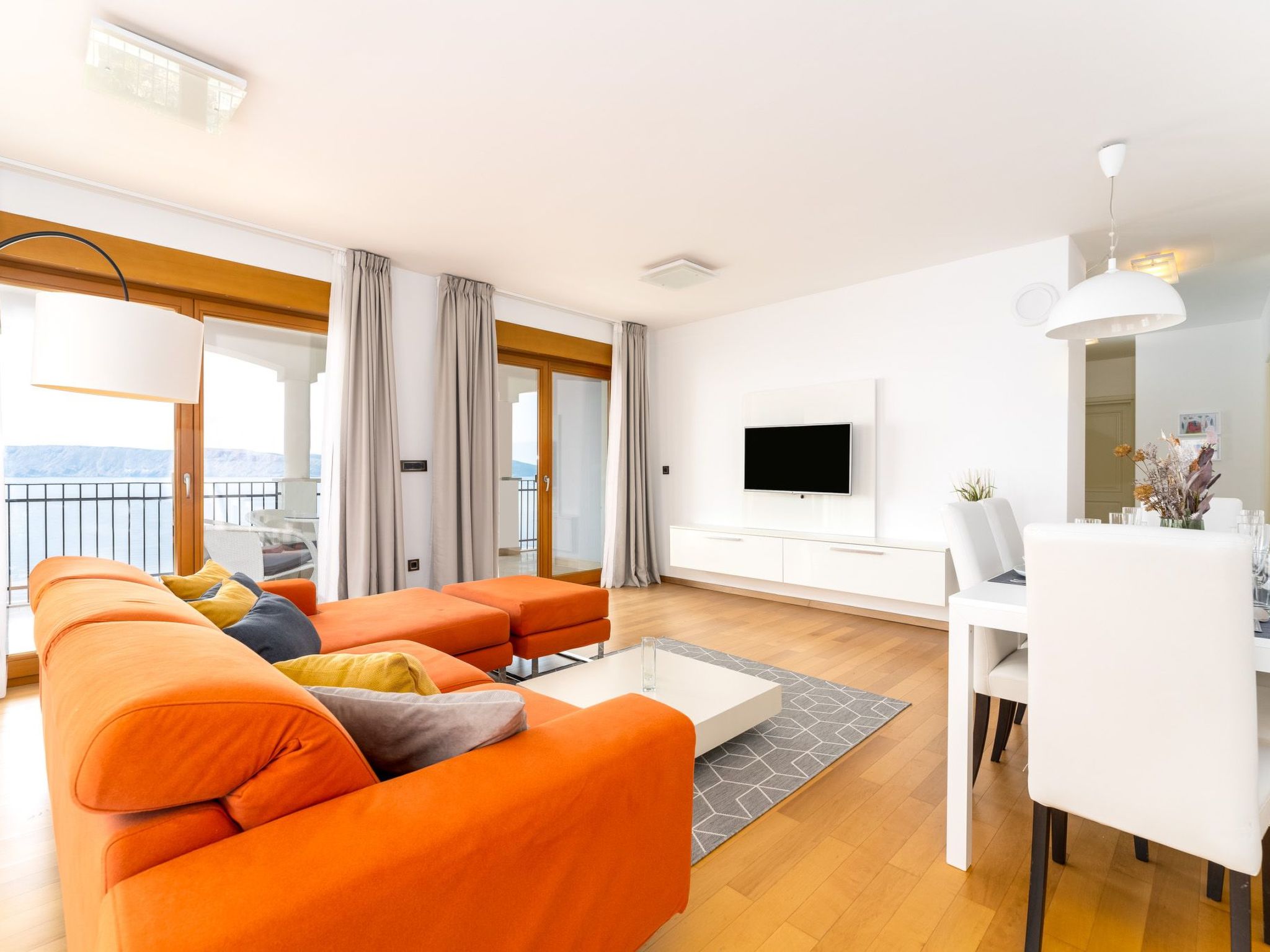 Wohnung "Zayml Povile" mit Blick auf das Wasser-Image-tags.info