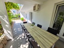Ruim appartement aan de Kvarnerbaai met terras, BBQ en tuin voor 8 personen - thumbnail 6