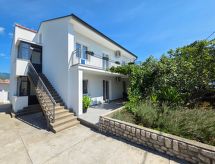 Wohnung im Erdgeschoss mit Terrasse und Grill