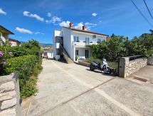 Wohnung im Erdgeschoss mit Terrasse und Grill
