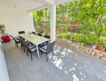 Wohnung im Erdgeschoss mit Terrasse und Grill