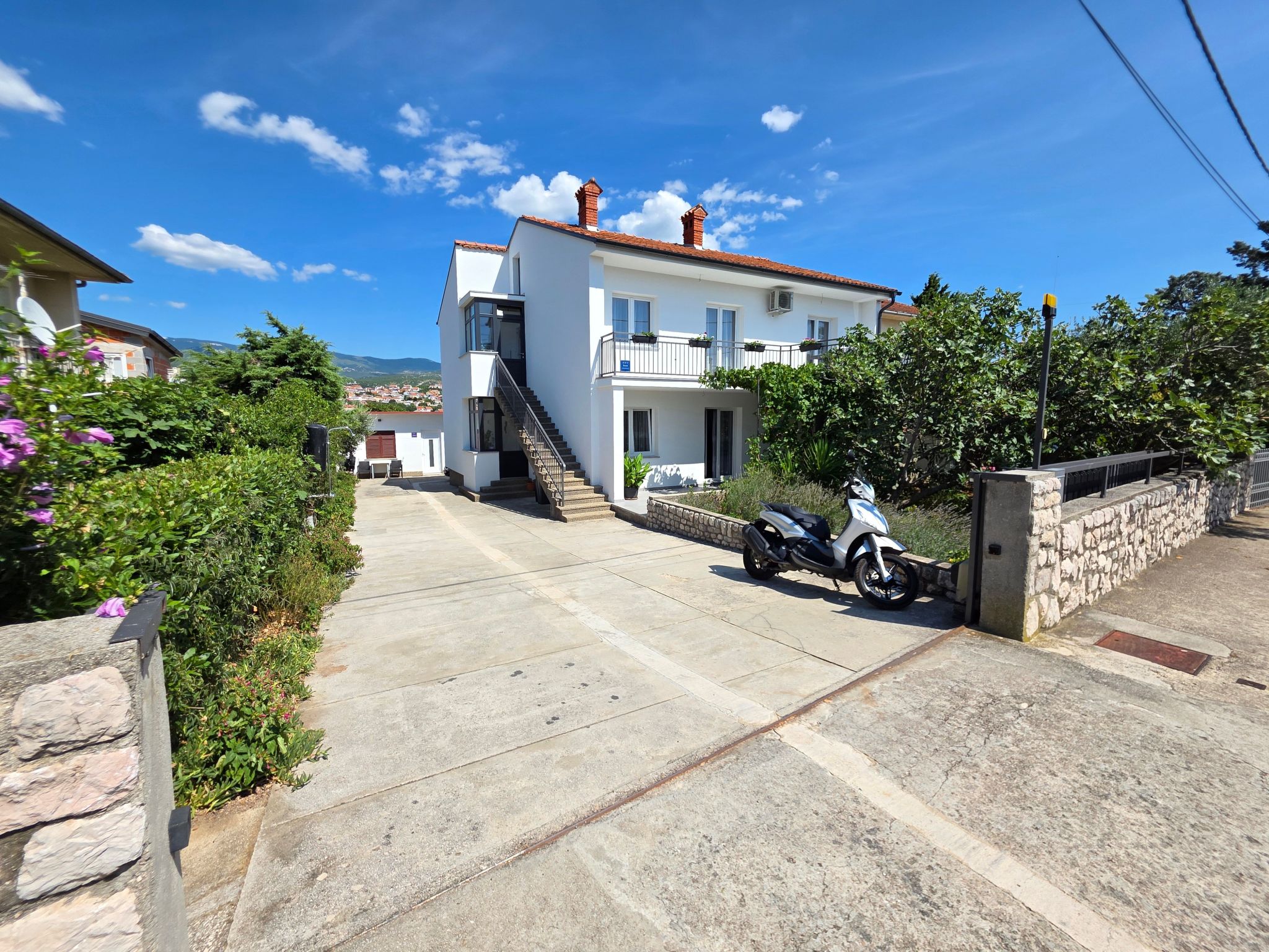 Wohnung im Erdgeschoss mit Terrasse und Grill-Dedans