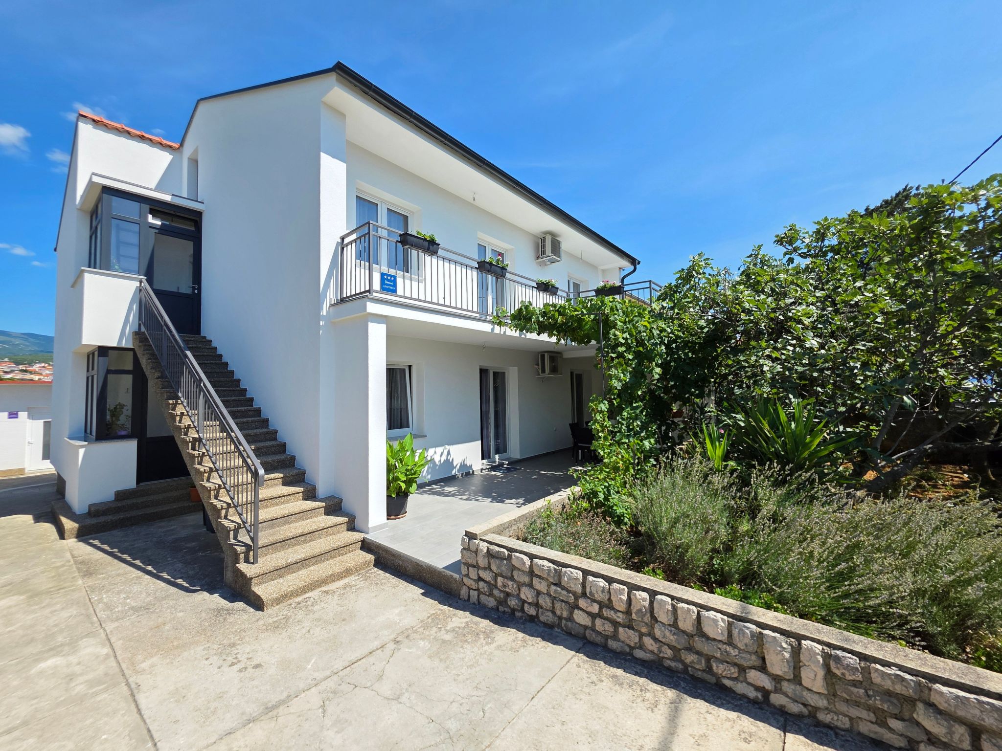 Wohnung im Erdgeschoss mit Terrasse und Grill-Dedans