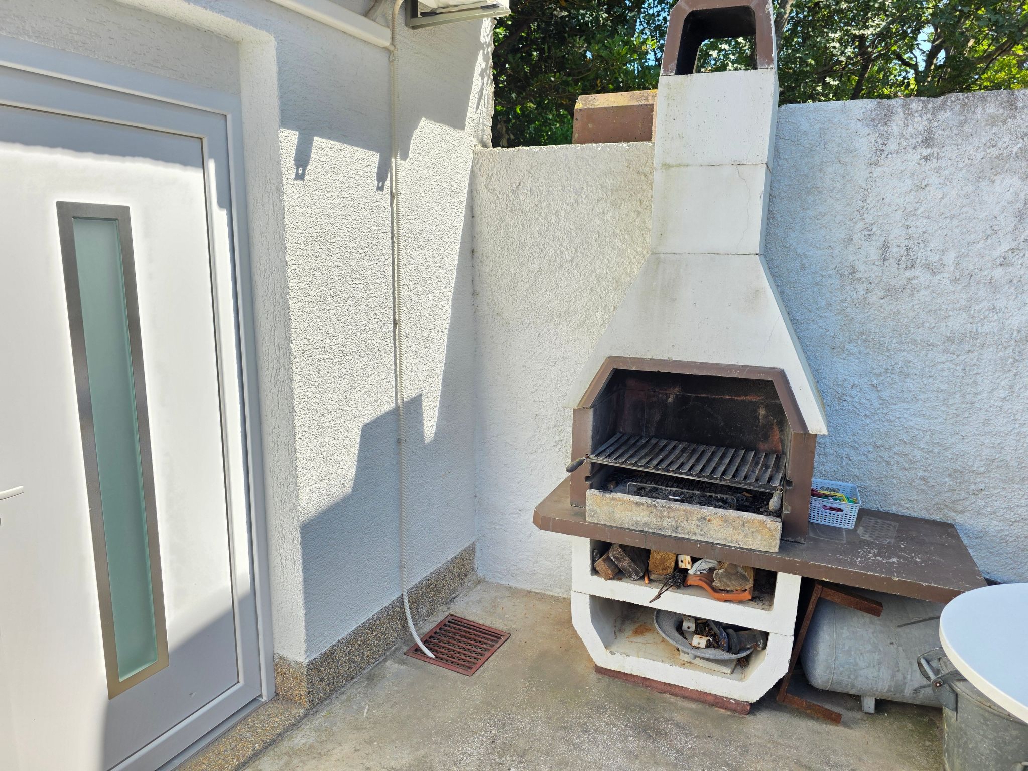 Wohnung im Erdgeschoss mit Terrasse und Grill-Dedans
