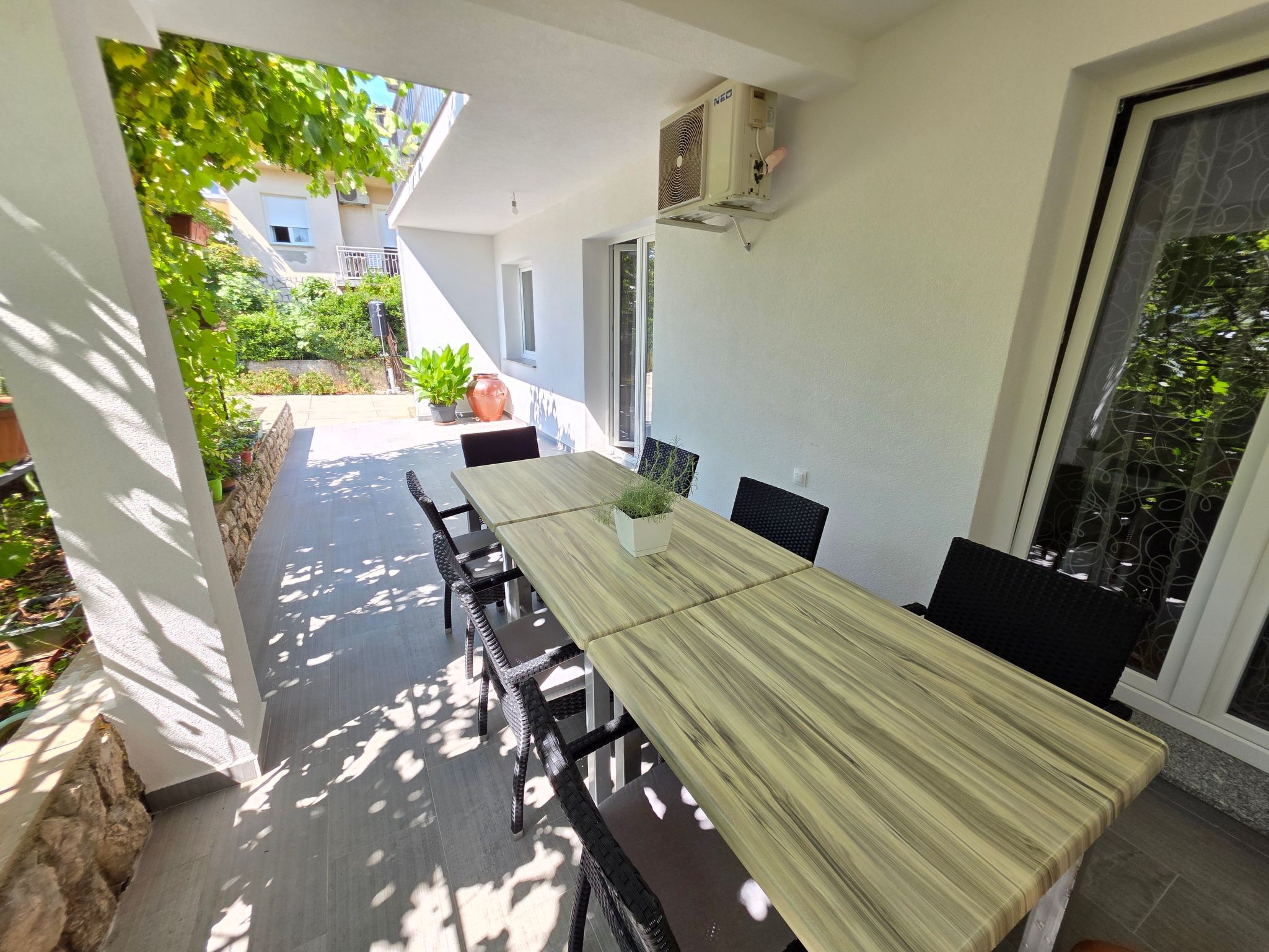 Wohnung im Erdgeschoss mit Terrasse und Grill-Dedans