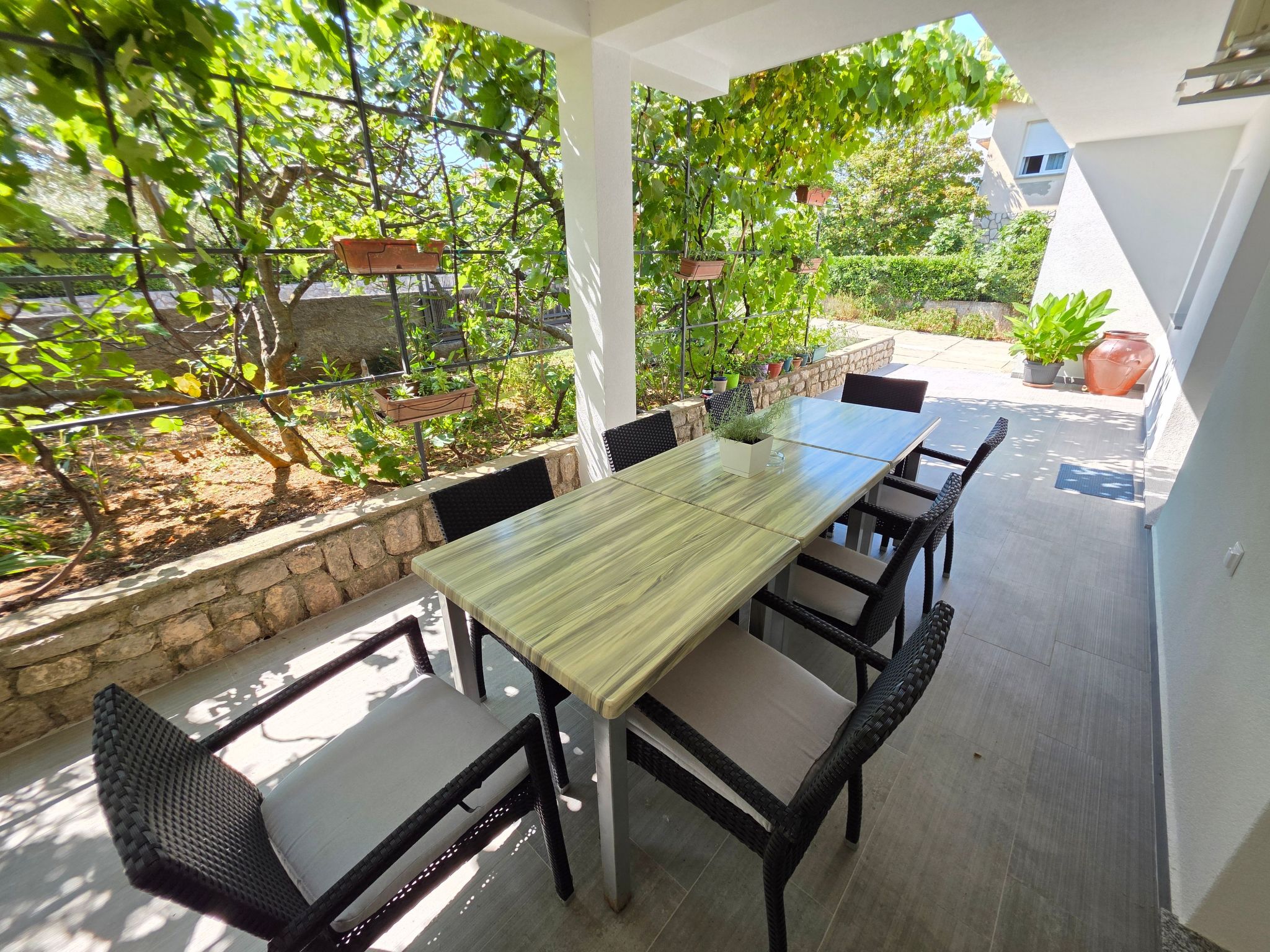 Wohnung im Erdgeschoss mit Terrasse und Grill-Dedans