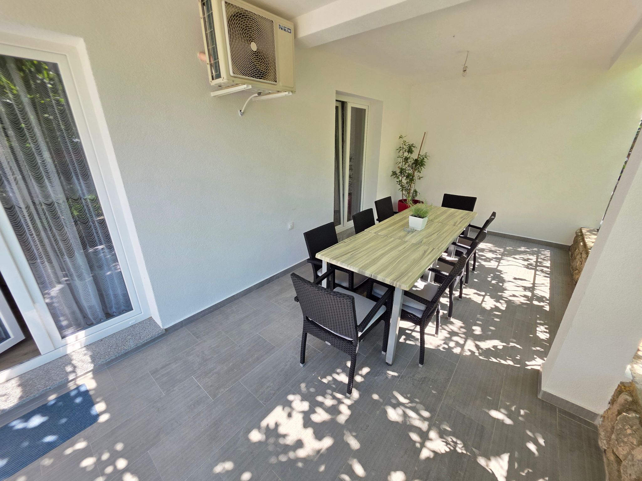 Wohnung im Erdgeschoss mit Terrasse und Grill-Dedans