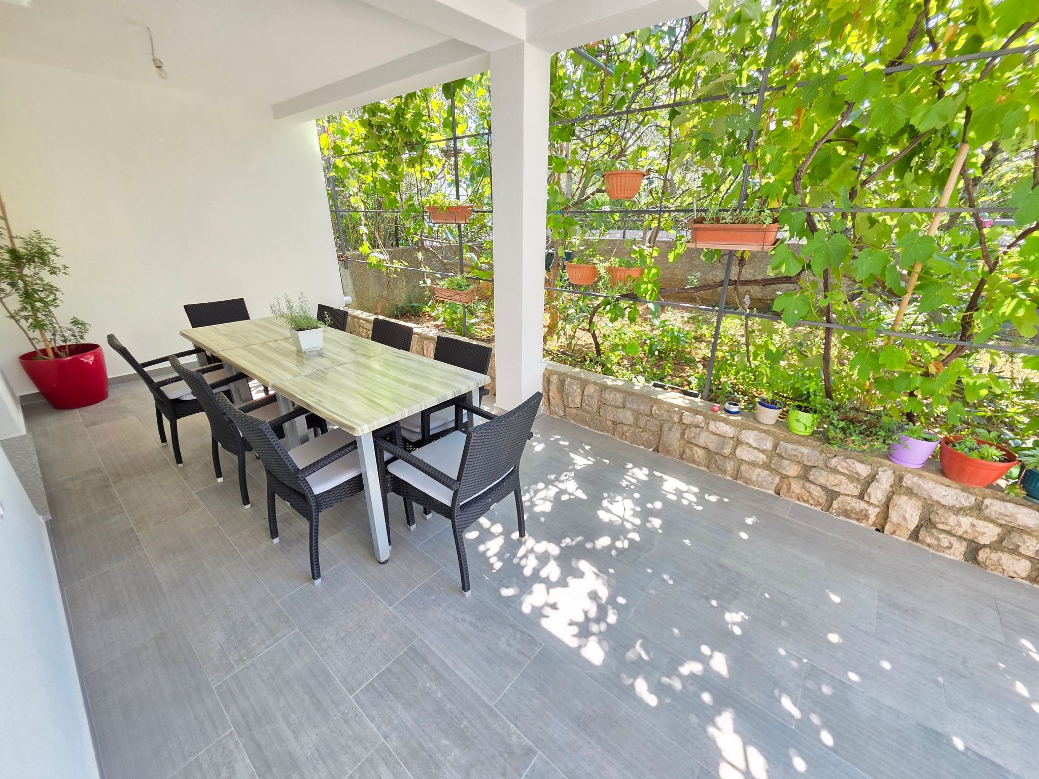 Wohnung im Erdgeschoss mit Terrasse und Grill-Dedans