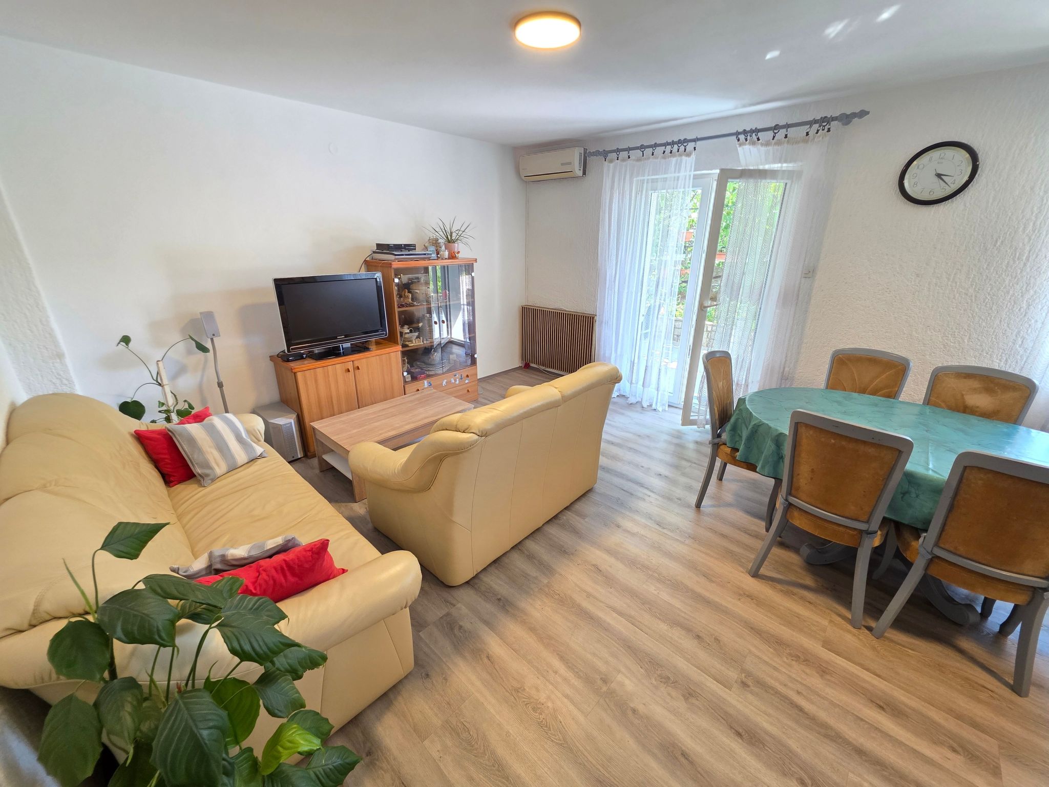 Wohnung im Erdgeschoss mit Terrasse und Grill-Dedans