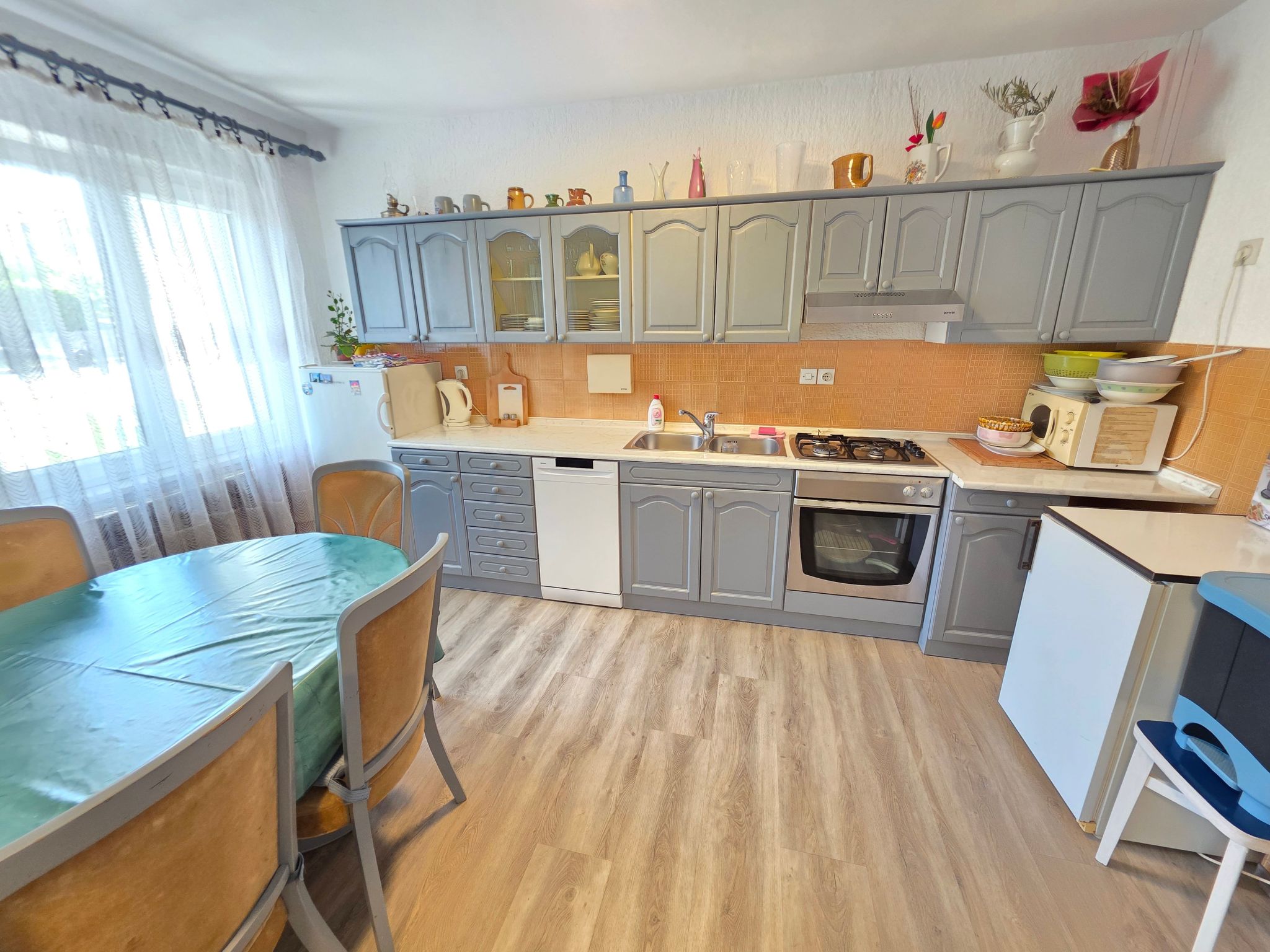 Wohnung im Erdgeschoss mit Terrasse und Grill-Dedans