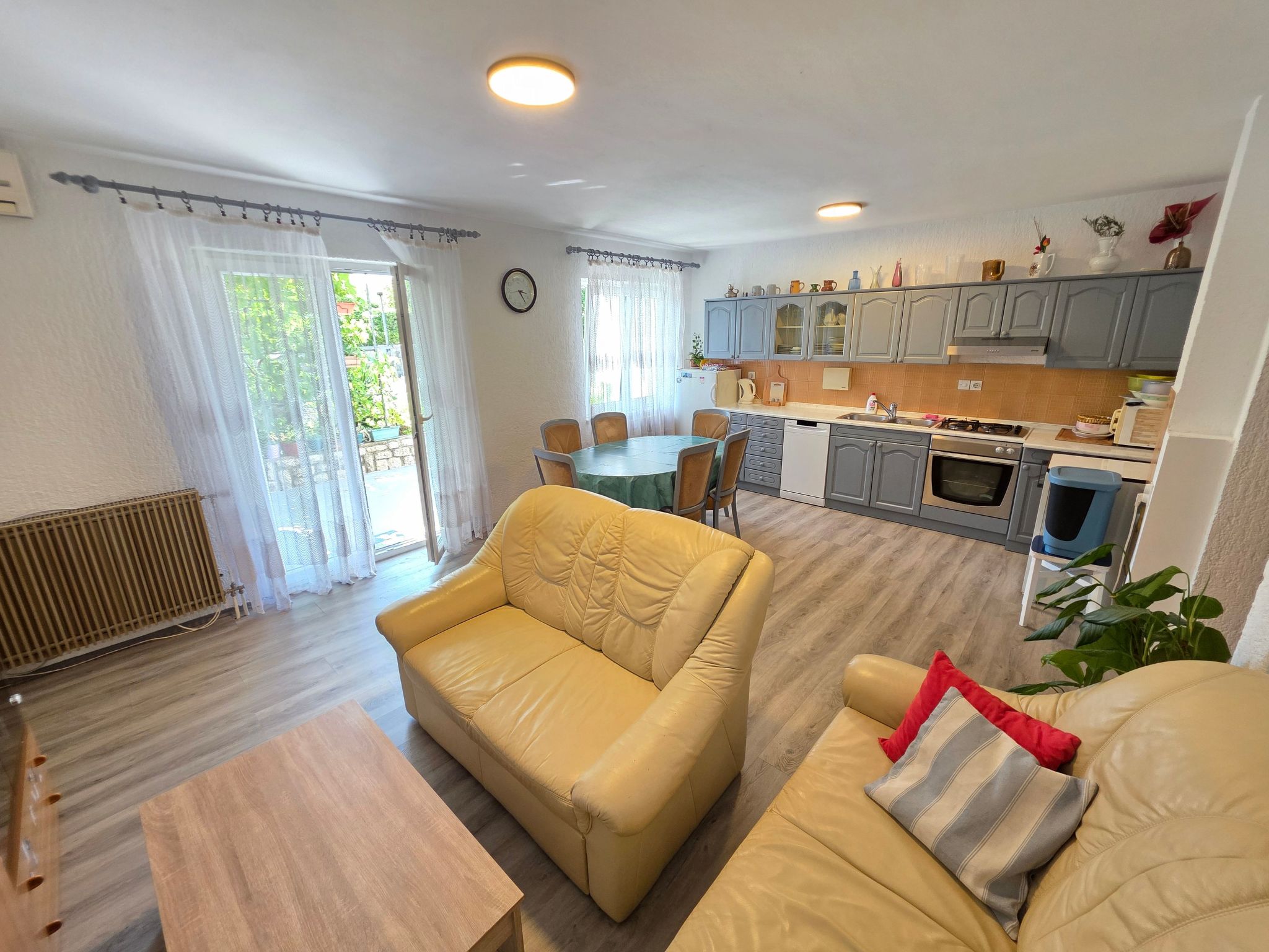 Wohnung im Erdgeschoss mit Terrasse und Grill-Dedans