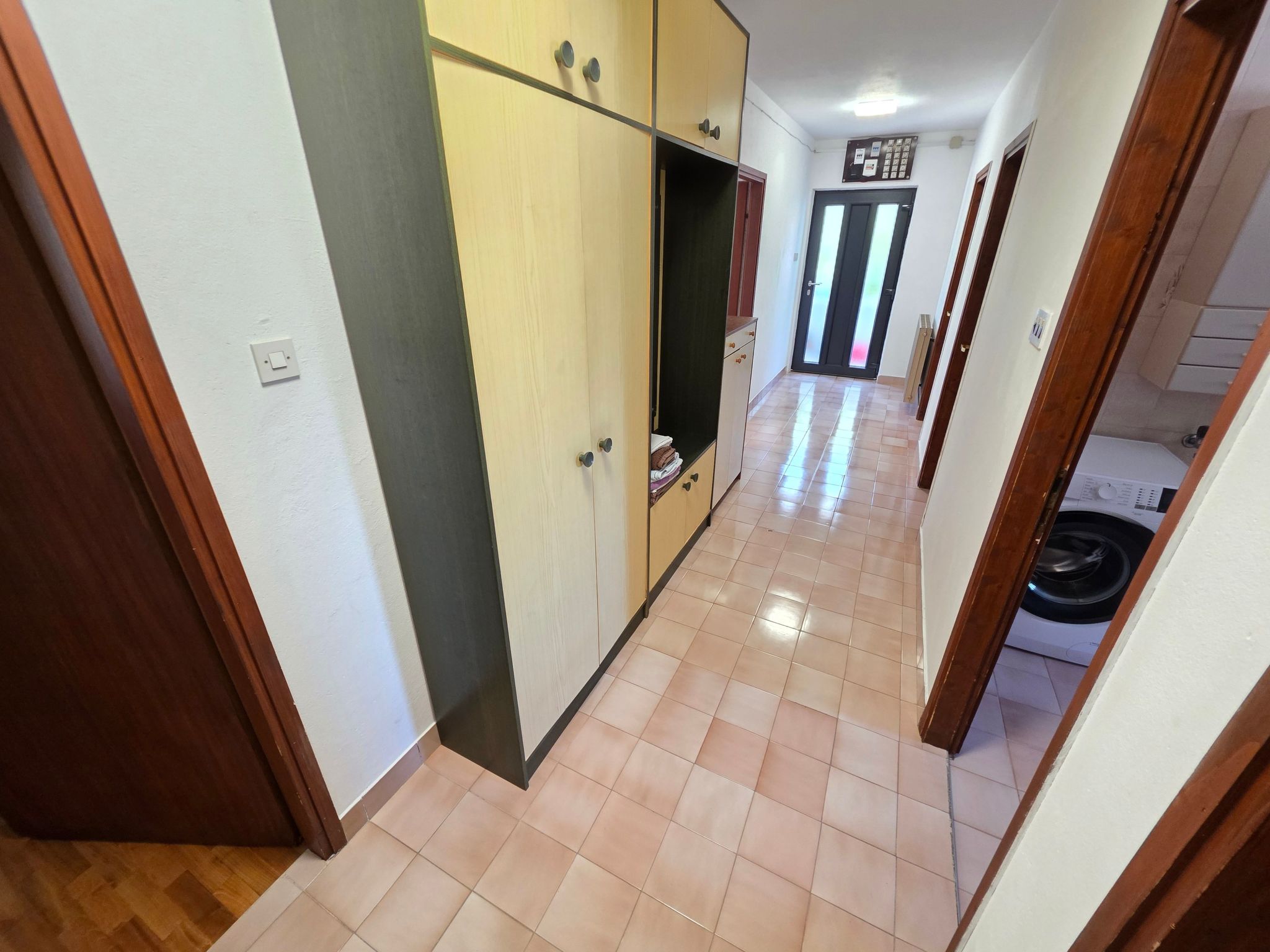 Wohnung im Erdgeschoss mit Terrasse und Grill-Dedans