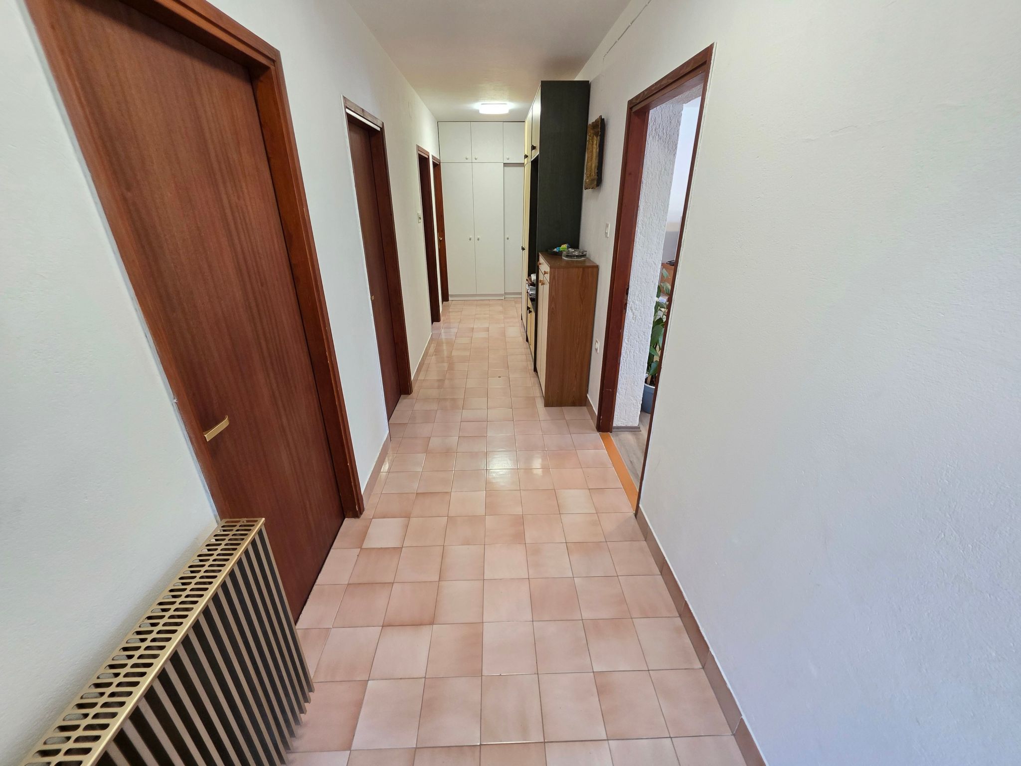 Wohnung im Erdgeschoss mit Terrasse und Grill-Dedans