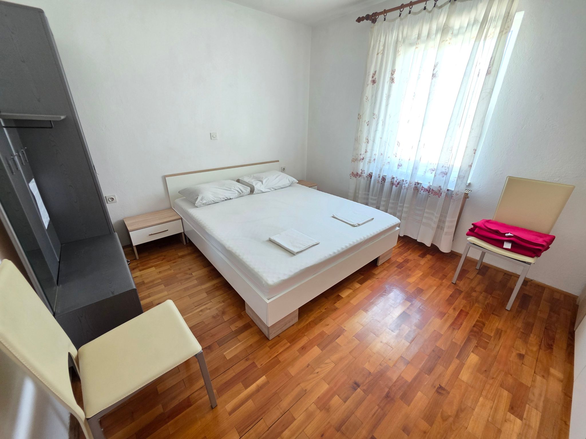 Wohnung im Erdgeschoss mit Terrasse und Grill-Dedans