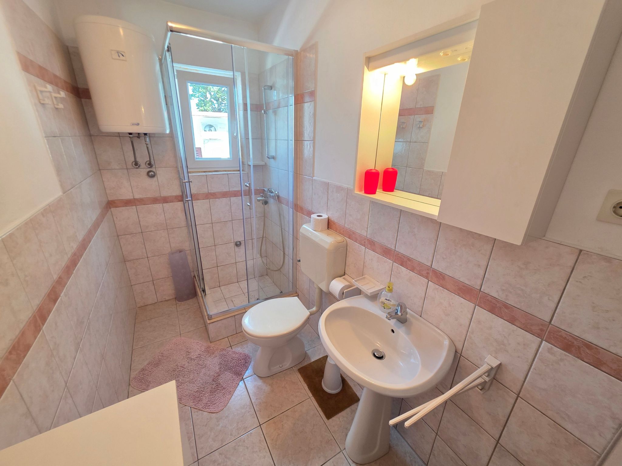 Wohnung im Erdgeschoss mit Terrasse und Grill-Dedans