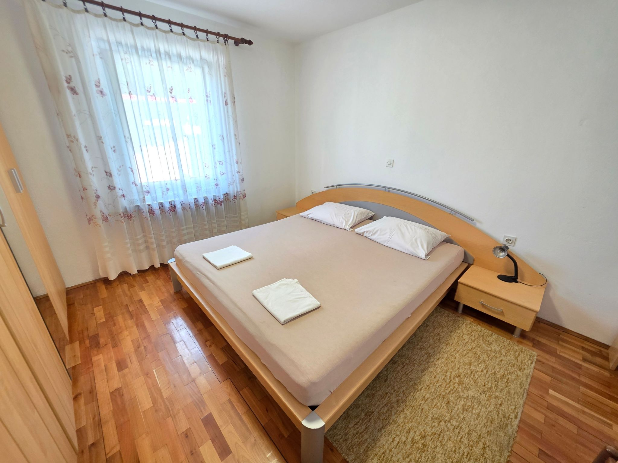 Wohnung im Erdgeschoss mit Terrasse und Grill-Dedans