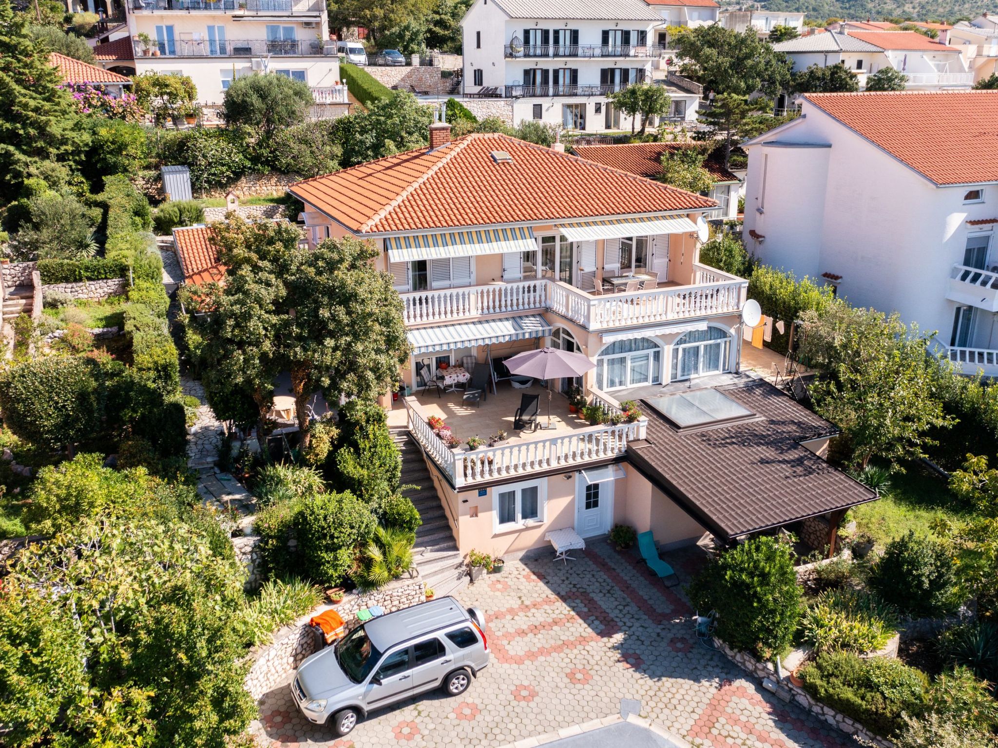 Discover the ideal getaway at our charming apartment in Novi Vinodolski, perfect for up to 4 guests. Nestled just a short 550m stroll from the beach, this ground-floor retreat offers the perfect blend..