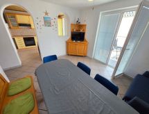 Vrijstaand vakantiehuis met zeezicht op 150 meter van het strand in Novi Vinodolski - thumbnail 5