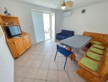 Vrijstaand vakantiehuis met zeezicht op 150 meter van het strand in Novi Vinodolski - thumbnail 6