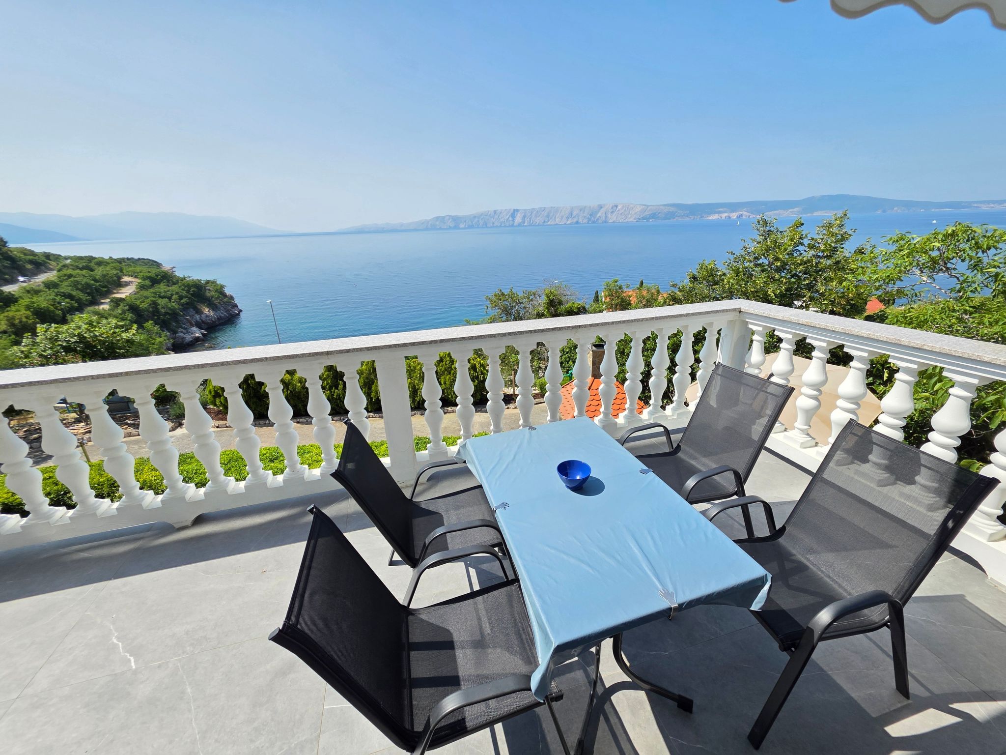 Discover the charm of Novi Vinodolski while staying in a delightful apartment nestled in the heart of Kvarner Bay. Ideal for a group of 5, this first-floor hideaway promises a stay filled with comfort..