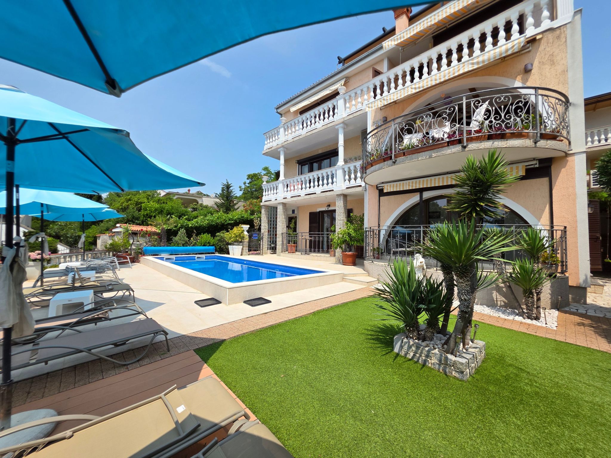Discover a serene getaway nestled in the charming town of Novi Vinodolski along the Kvarner Bay. Perfect for families or groups of up to 6 people, this ground-floor apartment provides the ideal blend ..