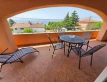 Knusse vrijstaande vakantiewoning met terras, op 250m van zee in Novi Vinodolski - thumbnail 2