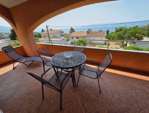 Knusse vrijstaande vakantiewoning met terras, op 250m van zee in Novi Vinodolski - thumbnail 3