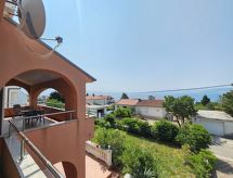 Knusse vrijstaande vakantiewoning met terras, op 250m van zee in Novi Vinodolski - thumbnail 6