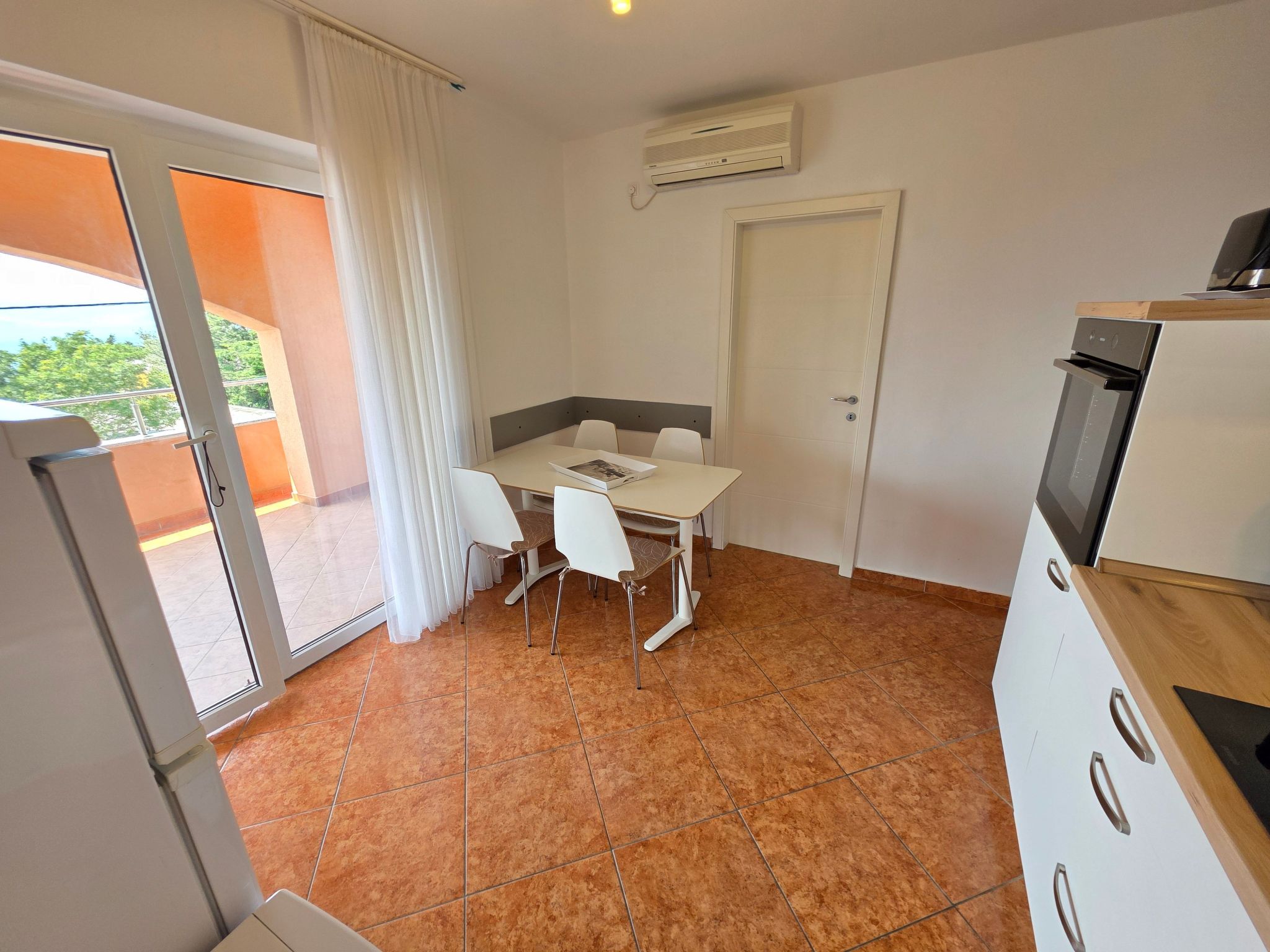 Wohnung für max. 5 Personen mit Terrasse-Dedans