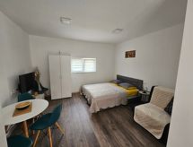 Op 500 m van zee: Compact appartement in centrum Novi Vinodolski - thumbnail 1