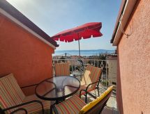 Appartement mit Balkon und Meerblick