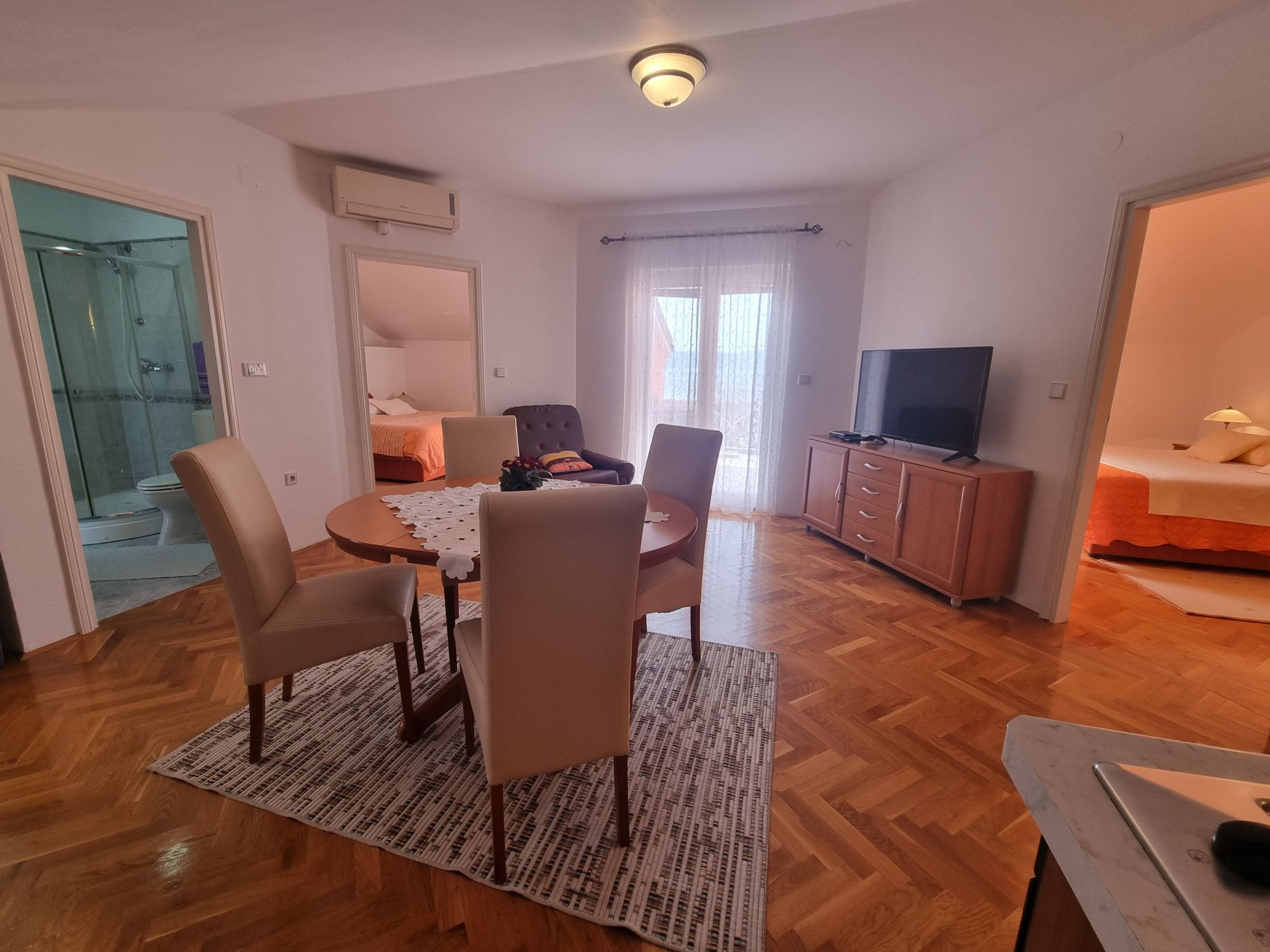 Appartement mit Balkon und Meerblick-Dedans