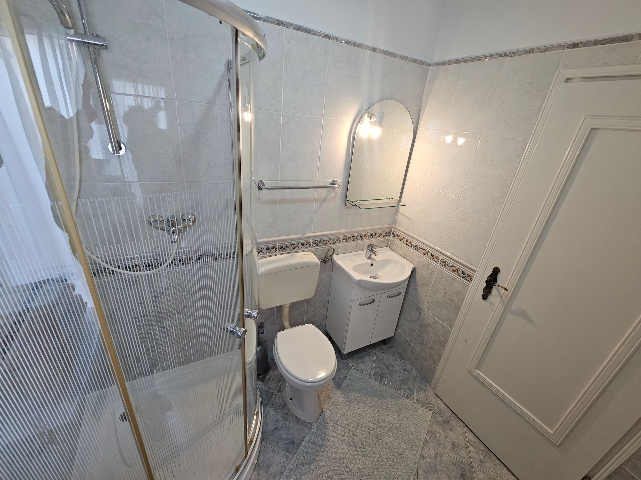 Appartement mit Balkon und Meerblick-Dedans