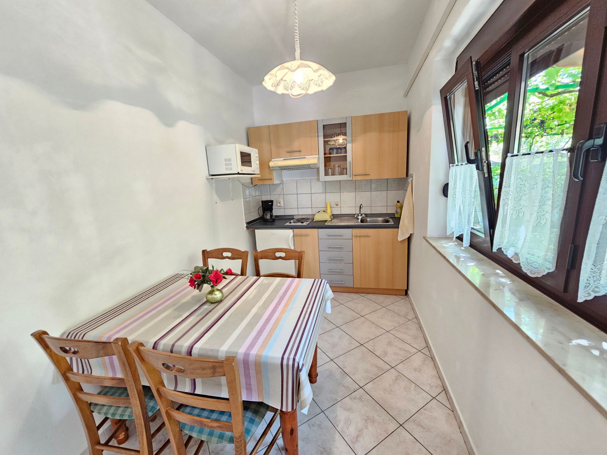 In Novi Vinodolski mit Grill, Garten und Terrasse-Drinnen