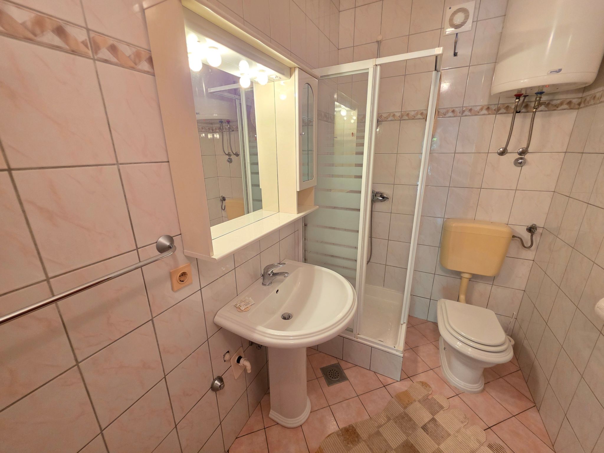 In Novi Vinodolski mit Grill, Garten und Terrasse-Drinnen