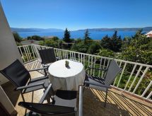 Knusse kustappartement met terras nabij strand Novi Vinodolski - thumbnail 2