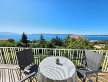 Knusse kustappartement met terras nabij strand Novi Vinodolski - thumbnail 3