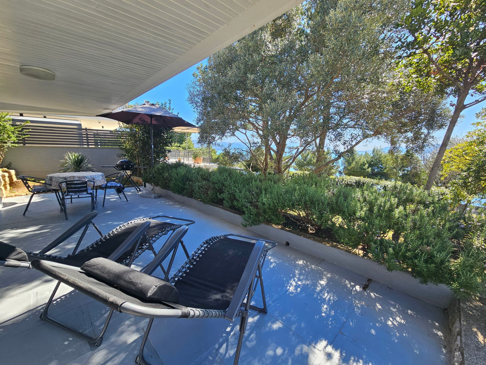Discover the serene beauty of Villa Mediteranea, a picturesque holiday home nestled in the charming town of Novi Vinodolski. Perfectly located directly by the sea and beach, this villa is an idyllic e..