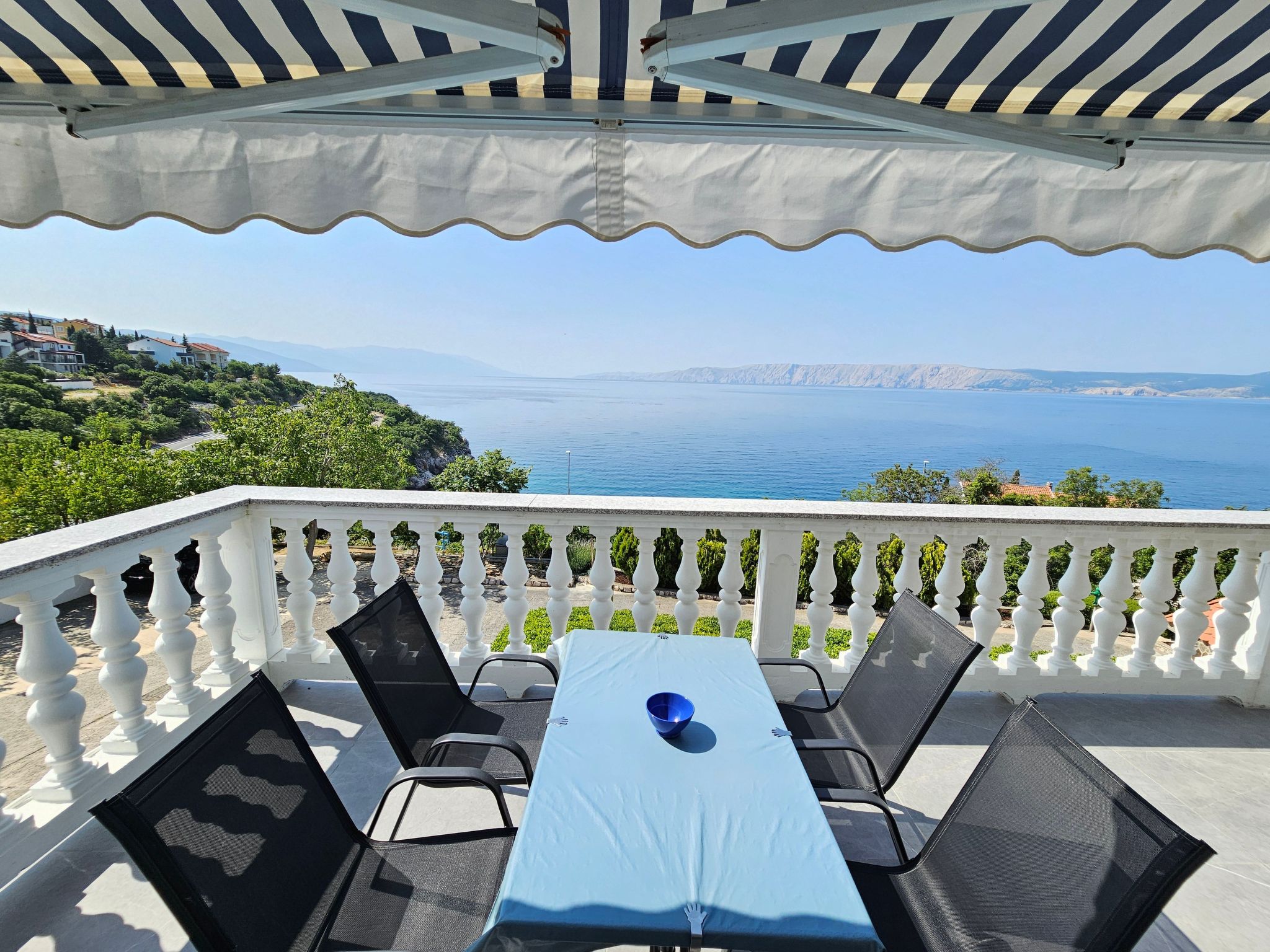 Discover the charm and comfort of our cozy apartment nestled in the picturesque locale of Novi Vinodolski, Kvarner Bay. Designed for up to four guests, this apartment combines accessibility to the ser..