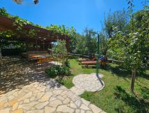 in Novi Vinodolski mit Grill, Terrasse und Garten